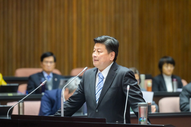 面对全国医护出走潮，民进党政府至今不肯改善医护薪资，国民党立法院党团总召傅昆萁怒斥行政院长卓荣泰冷血。(戴志扬翻摄)