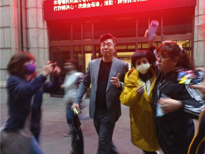 资深艺人易淑宽（右二）独子易宝宏涉杀警案判刑9年定谳，他到外役监时，北监人员填写资料有误，检方怀疑案情不单纯，25日约询易淑宽等人，检方讯后因认为事证尚未明确，易淑宽、2名北监人员均请回，当时的承办人目前前仍在讯问中。（赖佑维摄）