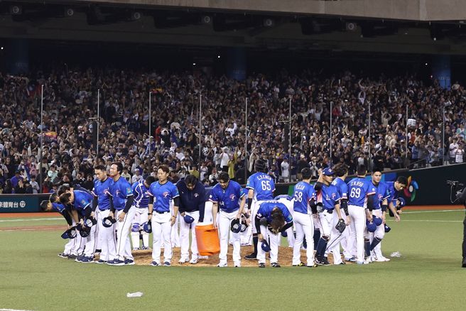 中华队拿到2026年经典赛正赛资格，赛后全员向现场球迷鞠躬。（杜宜谙摄）