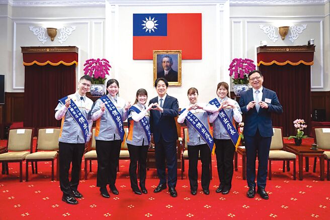 总统赖清德（中）24日接见全国商店杰出店长，强调政府会协助中小微企业数位与净零升级转型。图／总统府提供