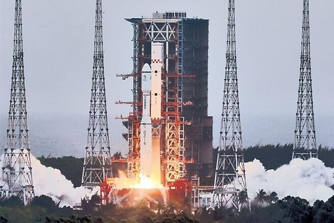 千帆星座来势汹汹，目标今年部署648颗卫星，计划2030年达到1.5万颗。图／中新社