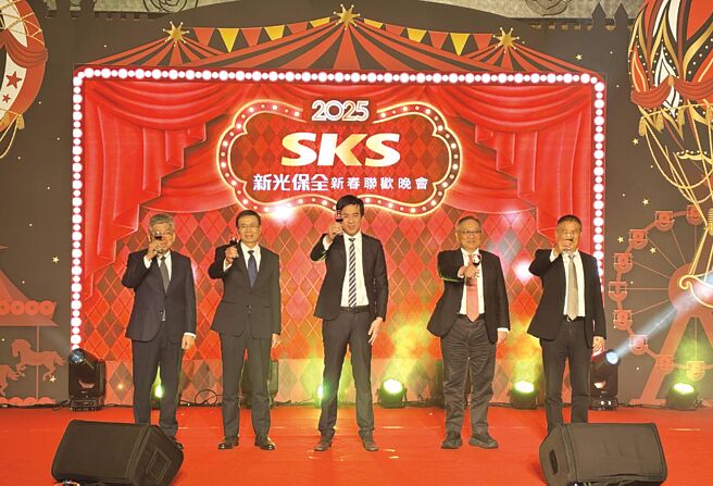 新光保全董事长吴昕东（中）、总经理洪国超（右二）、执行副总黄春明（左二）暨事业群主管合照。图／新光保全提供