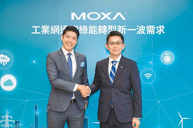 Moxa泛亚暨台湾区总经理林世伟（左）、泓德能源研发长蔡知达（右）代表双方启动紧密合作。图／傅秉祥