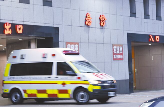 全国医学中心急诊壅塞问题未解，卫福部24日邀集各医学中心、急诊医学会、地方主管机关开会，讨论急诊壅塞应对措施。图为救护车进出医院急诊门口。（陈俊吉摄）