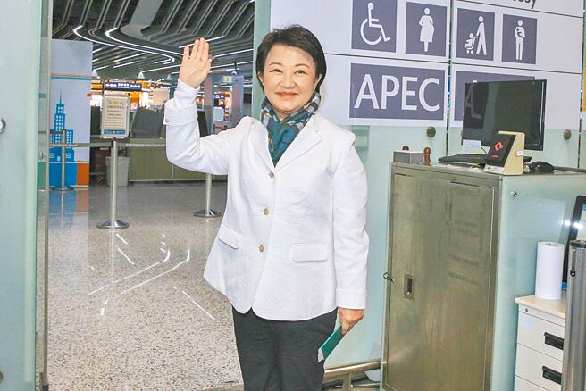 台中市长卢秀燕24日率领市府代表团启程前往日本，展开为期6天的访问行程。（陈麒全摄）