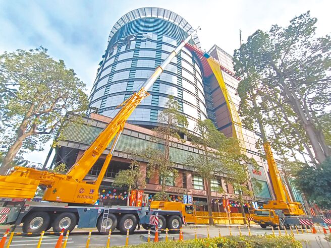 台中市新光三越外墙附挂物仍有公安疑虑，都发局限期25日前拆除改善，业者24日在外墙设置防护网以利作业，同时也向都发局申请展延。（陈淑娥摄）
