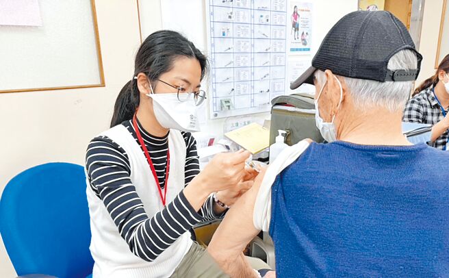 台中市獲配1.2萬餘劑公費流感疫苗，自20日起短短5天打掉逾8000劑疫苗，可見打氣仍旺。（衛生局提供／潘虹恩台中傳真）