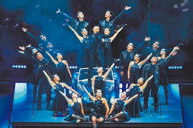 张学友在台上载歌载舞，使出浑身解数。（环球音乐提供）