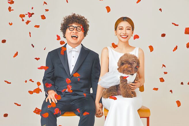 纳豆（左）24日公开跟老婆依依的唯美婚纱照。（经纪人提供）