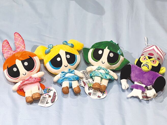 「飞天小女警快闪店」推出学院款花花、泡泡和毛毛三姊妹（左起）与魔人啾啾的娃娃，250元。（徐梓榕摄）