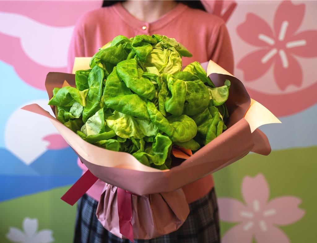 「奶油萵苣大花束」使用摩斯漢堡奶油萵苣，與柔和中性粉紫色調搭配，簡潔設計帶出真誠的感謝心境，也為情誼添一抹溫暖。圖／摩斯漢堡提供