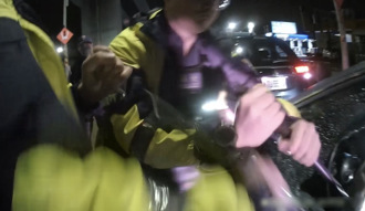 通緝男藏33顆喪屍煙彈！路檢秒關窗耍賴 霹靂小組破窗逮人畫面曝