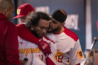 西班牙三壘手為何爆哭？球評曝恐「暫時投球失憶」 