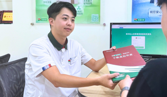 信義房屋擁抱多元提供舞台　張憲庭戴助聽器成頂尖業務