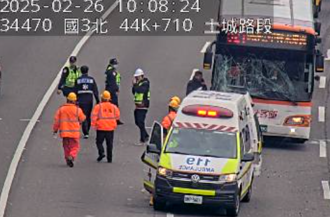 國3北土城段3大4小車連環撞！「公車玻璃碎裂」回堵5公里