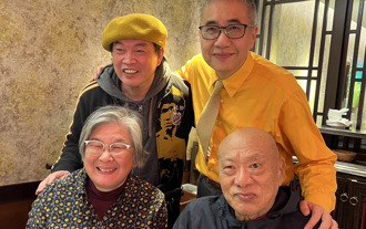 獨》80歲凌峰2度中風後今首露面 鬼門關走一遭多靠身邊伴侶照顧