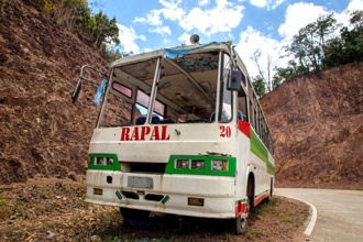影》泰国重大车祸！巴士高速公路翻车酿17死、逾40伤