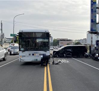 損失慘重！台中公車閃違停  「撞毀300萬阿法」影片曝光