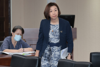 林靜儀尾牙嗨唱照曝光！凌濤轟醫護水深火熱  次長吃喝玩樂