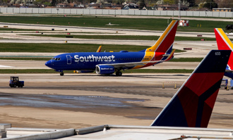 影》美航班降落「小飛機突闖跑道」！差點相撞驚險畫面曝