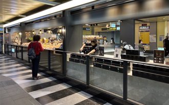 捷運站餐車驚見遊民橫躺！網友崩潰：加料早餐 不買了