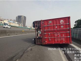 疑車速快釀禍！國1貨櫃車撞護欄90度翻覆 車流一度塞爆