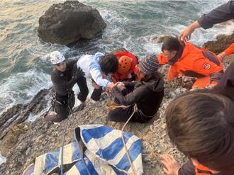 高雄女觀浪受困柴山海蝕洞   警消懸崖驚險吊掛救援畫面曝