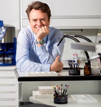 无指针、无表冠 比利时新锐腕表RESSENCE来台