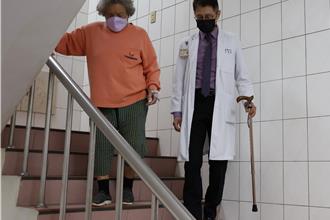 活到老做到老关节退化严重！8旬妇置换人工关节3次