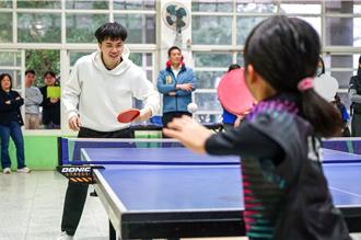 桌球好手林昀儒牽線 捐10萬助宜蘭偏鄉小學桌球隊