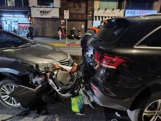 影》北市女騎士遭汽車追撞夾擊 車毀腿骨折送醫！監視器曝