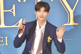 李锺硕现身香港街头！「韩国酵母」消失网讚：脸在江山在