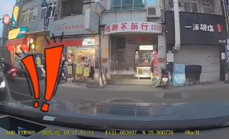 路口遭叭！女儿童言童语「哔X小」 她傻眼笑：帮爸爸出口气了