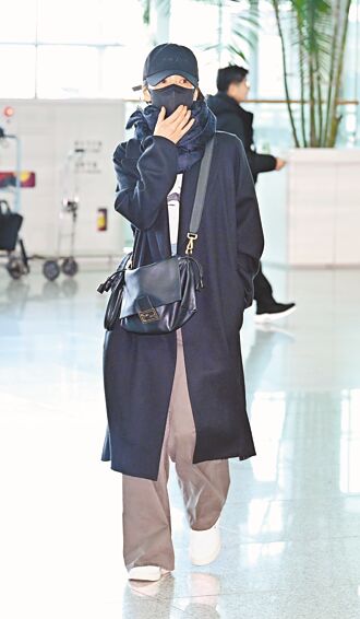 宋慧乔机场包紧紧 受封「时尚忍者」