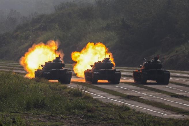 战车排排长一声令下「射手，破甲榴弹，敌两栖突击车，放！」，战车炮瞬间迸发火光，训场炮声四起，成功命中标靶，展现精准射击火力，与官兵戮力战训本务的成果。（记者林睿奕摄）