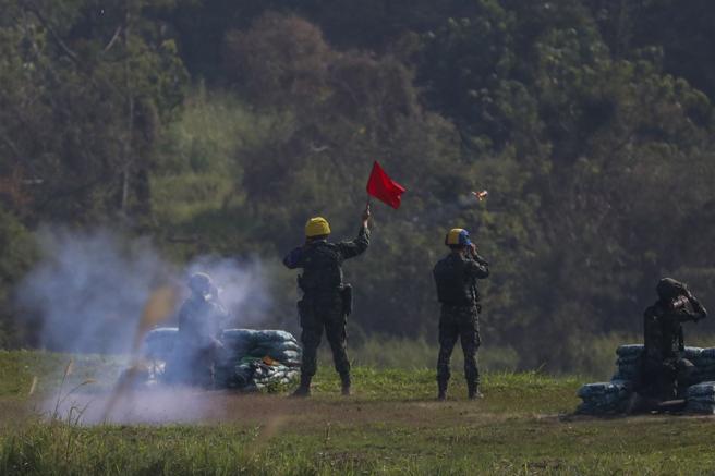 官兵进行66火箭弹实弹射击，熟稔反装甲武器操作。（记者林睿奕摄）
