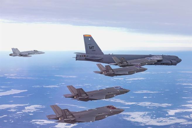 美军B-52H轰炸机（右1）率领荷兰F-35A、芬兰F/A-18C/D战机飞抵爱沙尼亚与双俄边境演训。（取自芬兰空军「X」帐号）