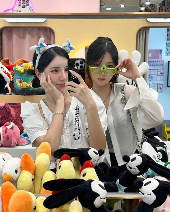 去年南至苑来台，姊姊南珉贞（左）一起逛街、找美食。（图／翻摄自南珉贞IG）