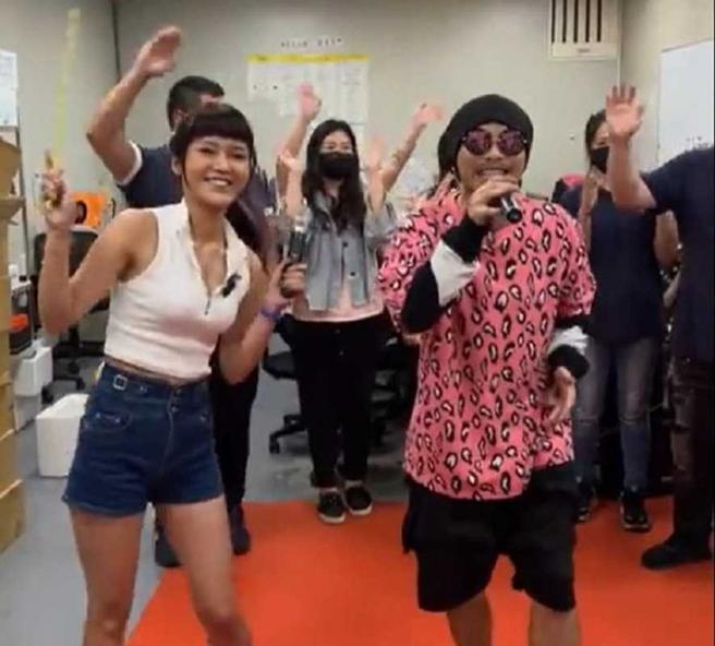 黄明志（右）上丢丢妹直播唱歌遭劳工局关切。（图／翻摄自丢丢妹脸书）