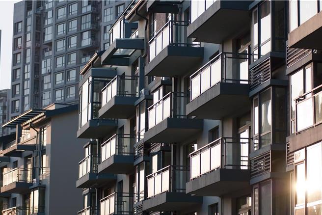 大陆官方放松房价限制并注入扶持资金后，外媒指大陆国资开发商对买地重新产生兴趣。 （示意图:shutterstock/达志）