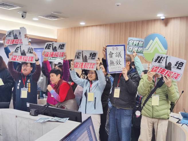 民眾高举会议会效等标语要求。（林良齐摄）