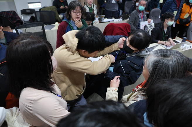 基隆协和电厂四接环评大会26日在环境部举行，环保团体衝到台前，并发生肢体衝突。（姚志平摄）