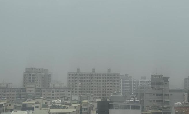 台南市今天空品不佳，全市5个空品测站全亮红灯。（曹婷婷摄）