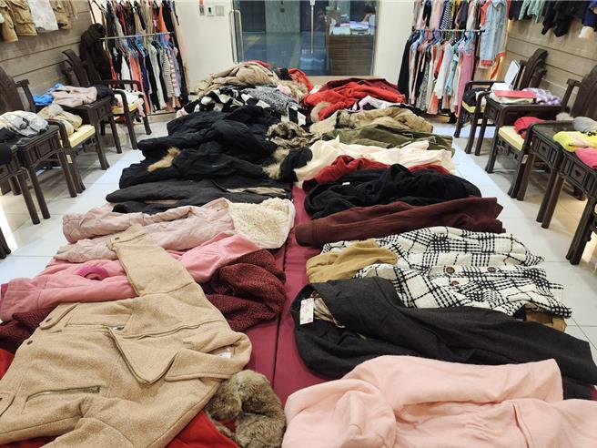 士林分署拍卖上千件女性全新女装—大衣、御寒外套、毛衣、洋装。（士林分署提供）