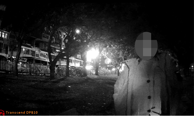 诱捕员警依提示在世贸公园埋伏，果真看到有特徵相符的棉花糖女子出现，立即上前盘查，确认就是高姓女车手。（警方提供／萧宥彤翻摄）