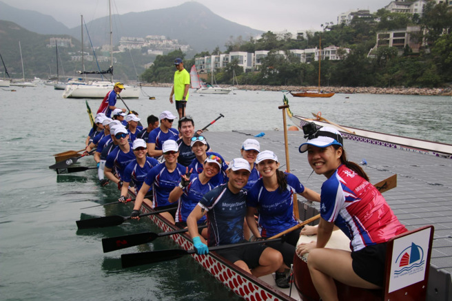 毕业后选择留港发展的朱靖萱Ariel（右一）参与不同的公司活动，包括摩根士丹利的龙舟比赛以及于滙丰集团举行的圣诞午宴。(照片/香港大学提供)