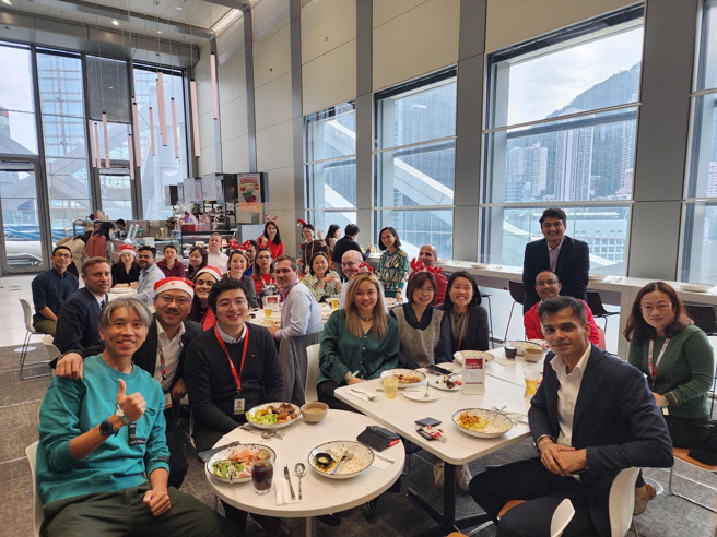 毕业后选择留港发展的朱靖萱Ariel参与不同的公司活动，包括摩根士丹利的龙舟比赛以及于滙丰集团举行的圣诞午宴。(照片/香港大学提供)