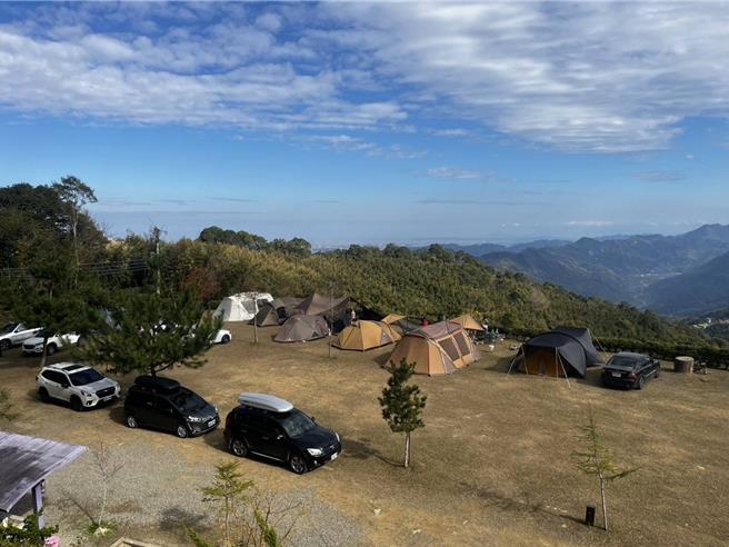 去年环境部公告修正的露营场「禁止足使水污染行为」规定将于今年3月上路，桃园市环保局携观旅局加强稽查，并协助业者遵循规范。（图／桃园市环保局）