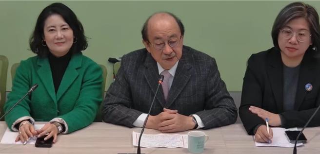 民進黨團表示，新竹棒球場個案有不法該查該辦都予以支持，跟罷免有什麼關係？反而凸顯國民黨凡事都要扯到罷免，代表他們的氣弱跟心虛。（摘自民進黨團直播）