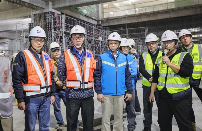 台北市副市长李四川近日前往视察公馆净水场配水池改建工程，瞭解工程施工进度与品质，也给施工团队加油打气。（翻摄自李四川脸书／丁上程台北传真）